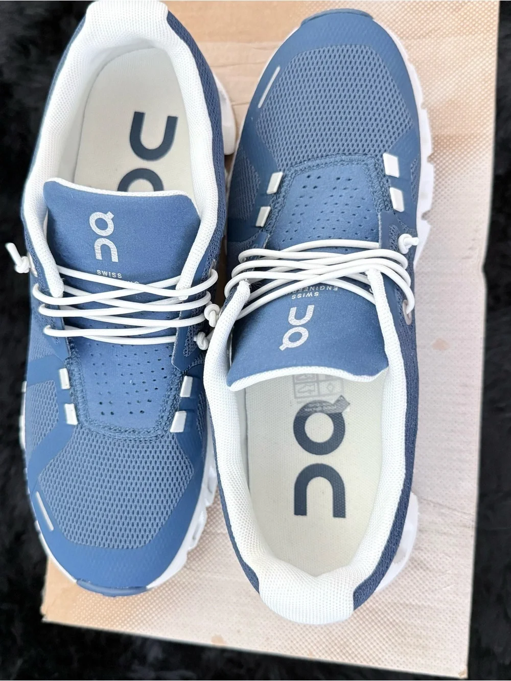 On Cloud Sneakers in navy Blue and White size 6.5